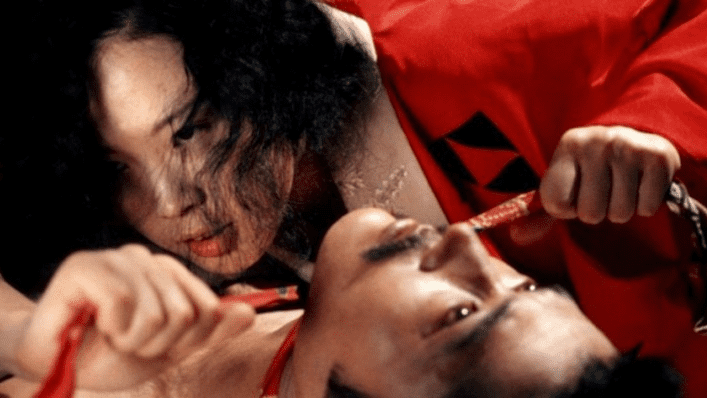 La mujer estrangula con un cinturón de seda a su amante mientras hacen el amor