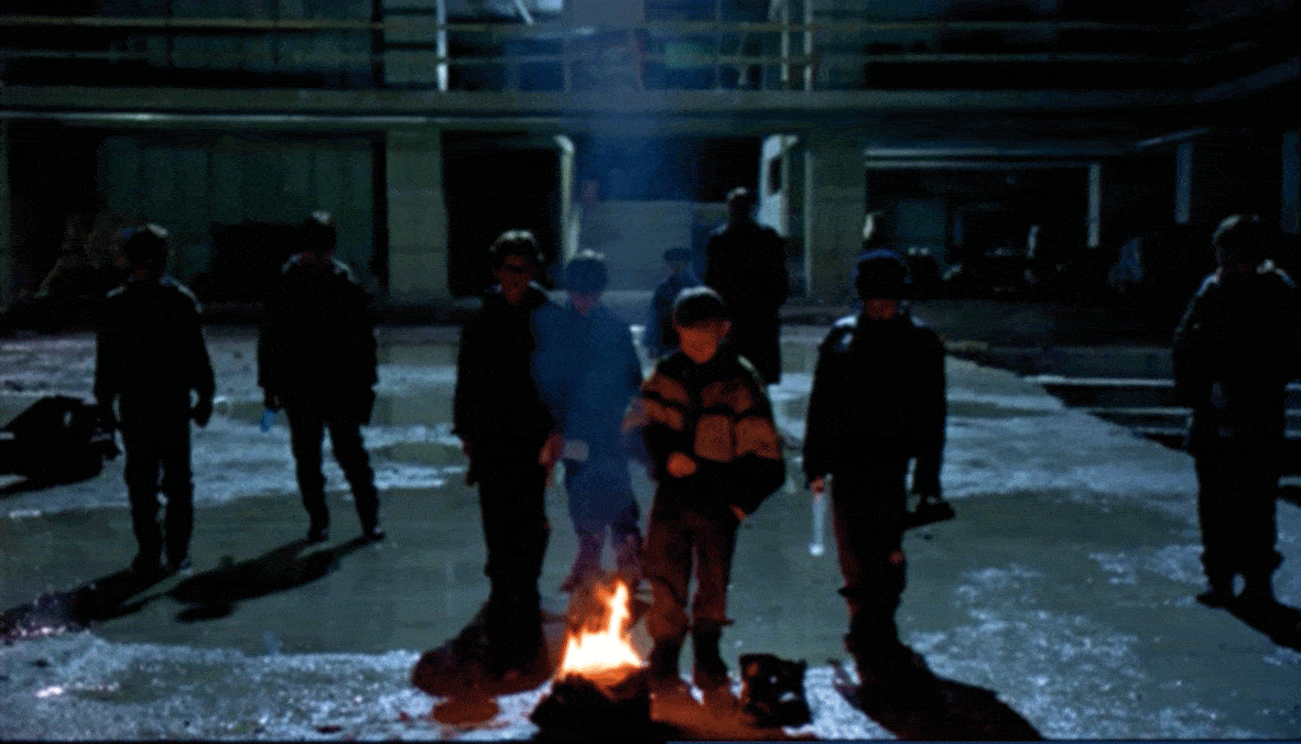 El niño quema las pocas pertenencias de su amigo fallecido