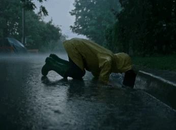 Raincoat Of Horror, el niño se acerca al agujero de la alcantarilla