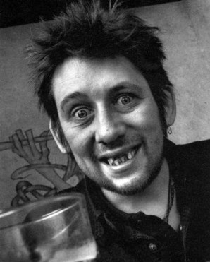 El canatante de los Pogues, con su dentadura antes de operar y una cerveza