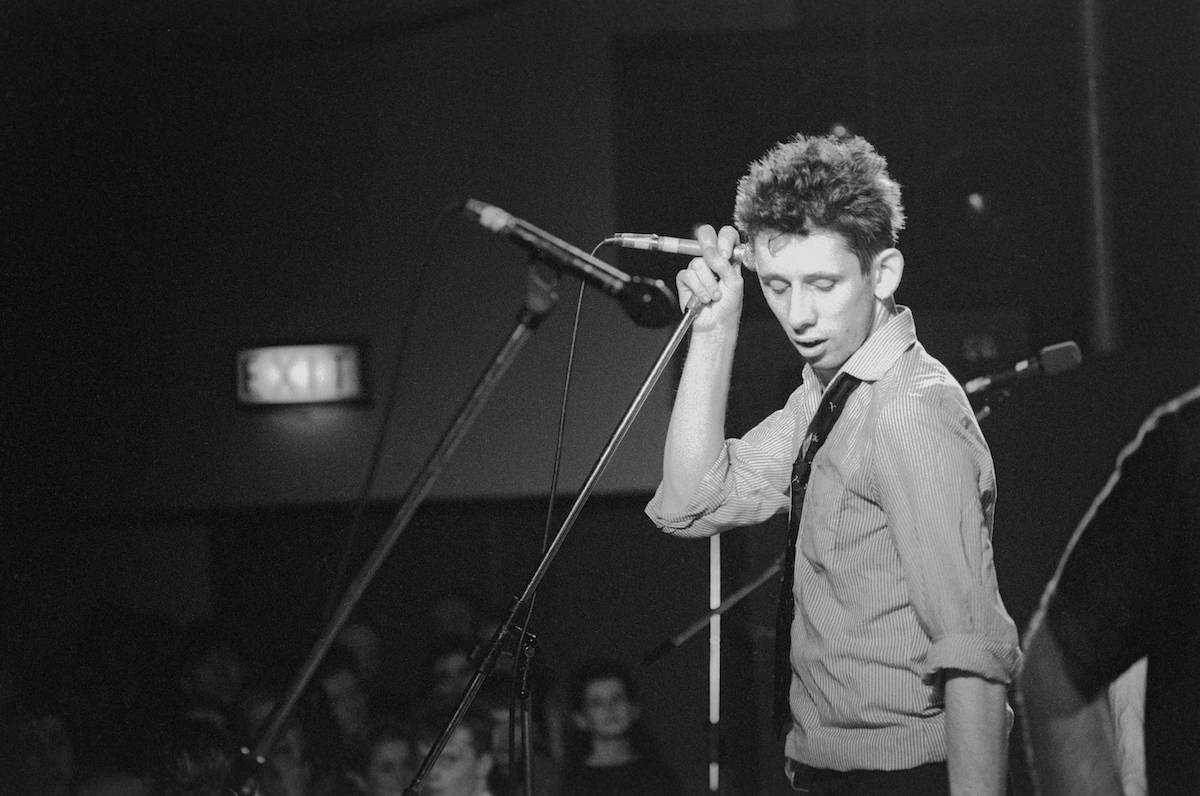 Shane MacGowan de joven en un conciertode los Pogues