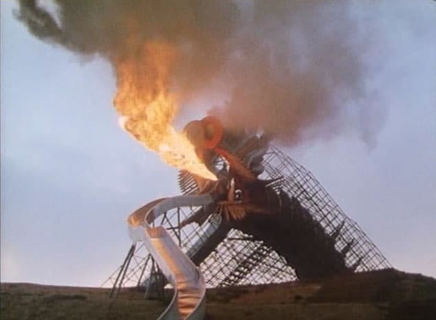 El dragón de fuego escupe llamaradas en el parque de atracciones