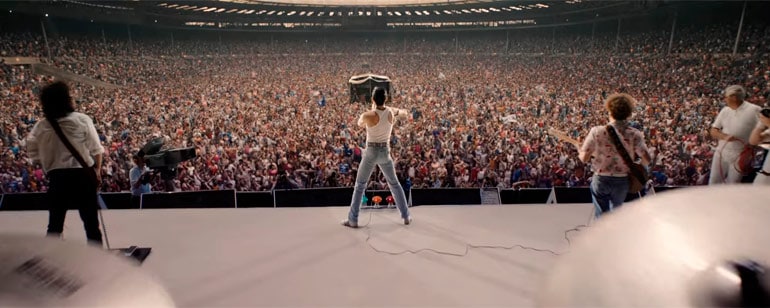 Freddie Mercury de espaldas canta ante un mar de caras en Wembley
