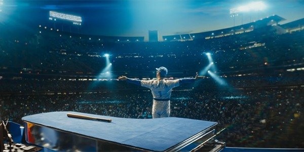 Elton John saluda al público después de interpretar Tommy