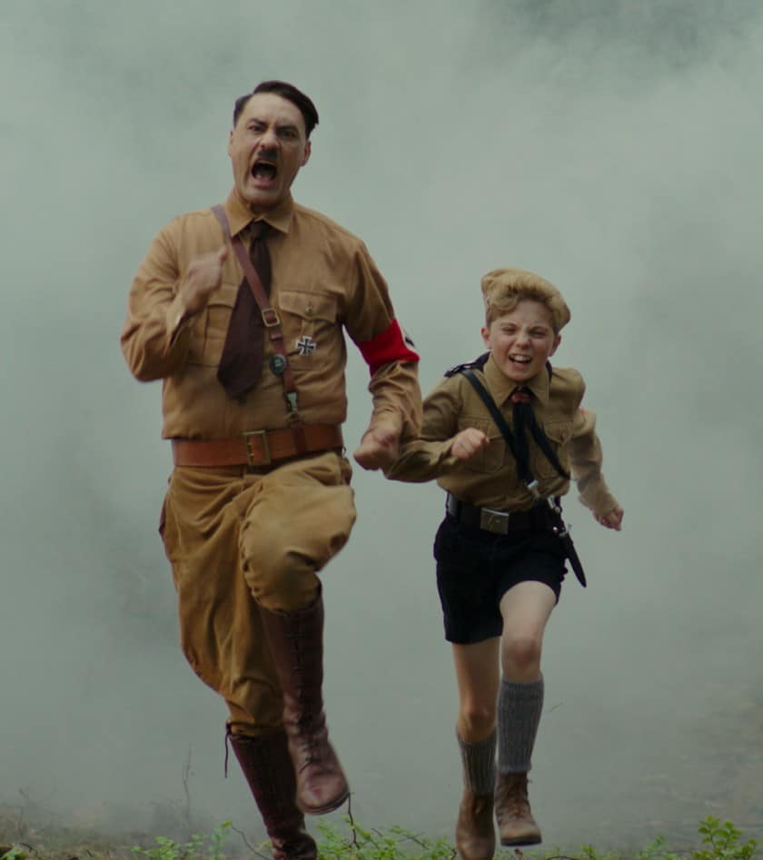 Hitler y el niño corren por el bosque