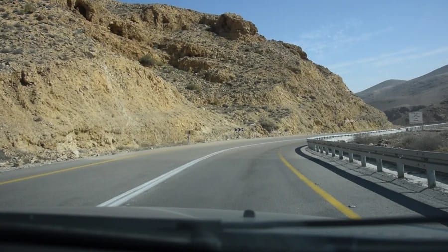 El coche que lleva la cámara se interna por el desierto de Israel y Palestina