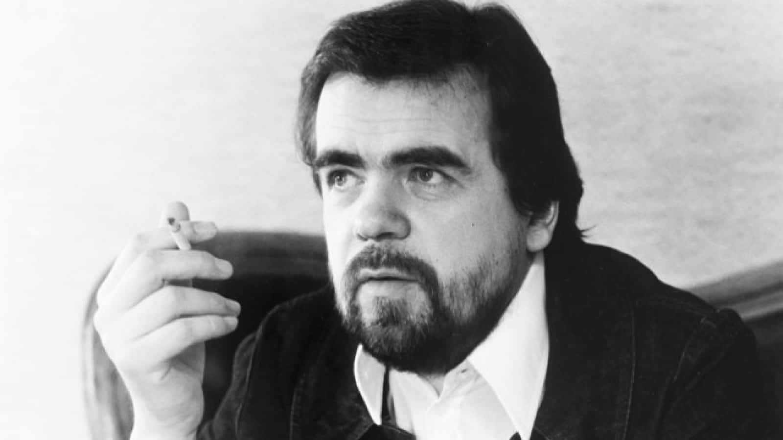 Lonsdale fuma un cigarrillo mientras cuenta su versión