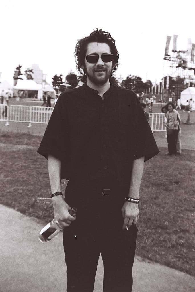 MacGowan con lentes negros y cerveza en el festival de Yokohama, Womad
