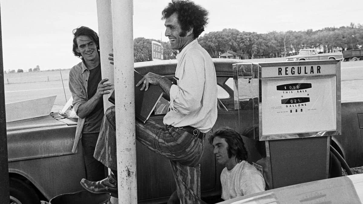El director y los dos actores comparten risas en una gasolinera
