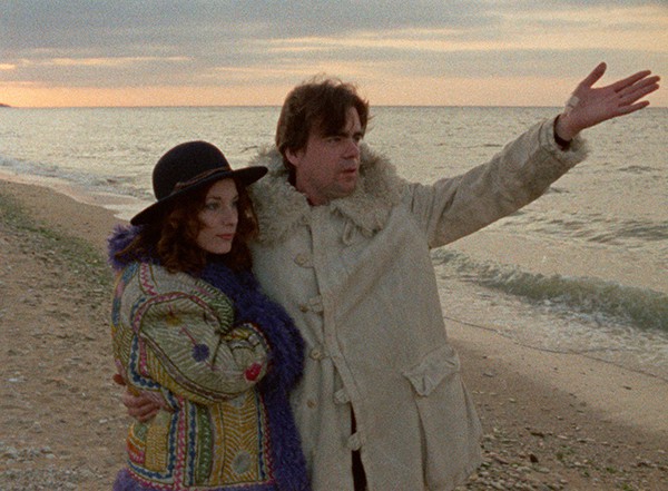 Lonsdale apunta con la mano mientras abraza a Lafont en la playa