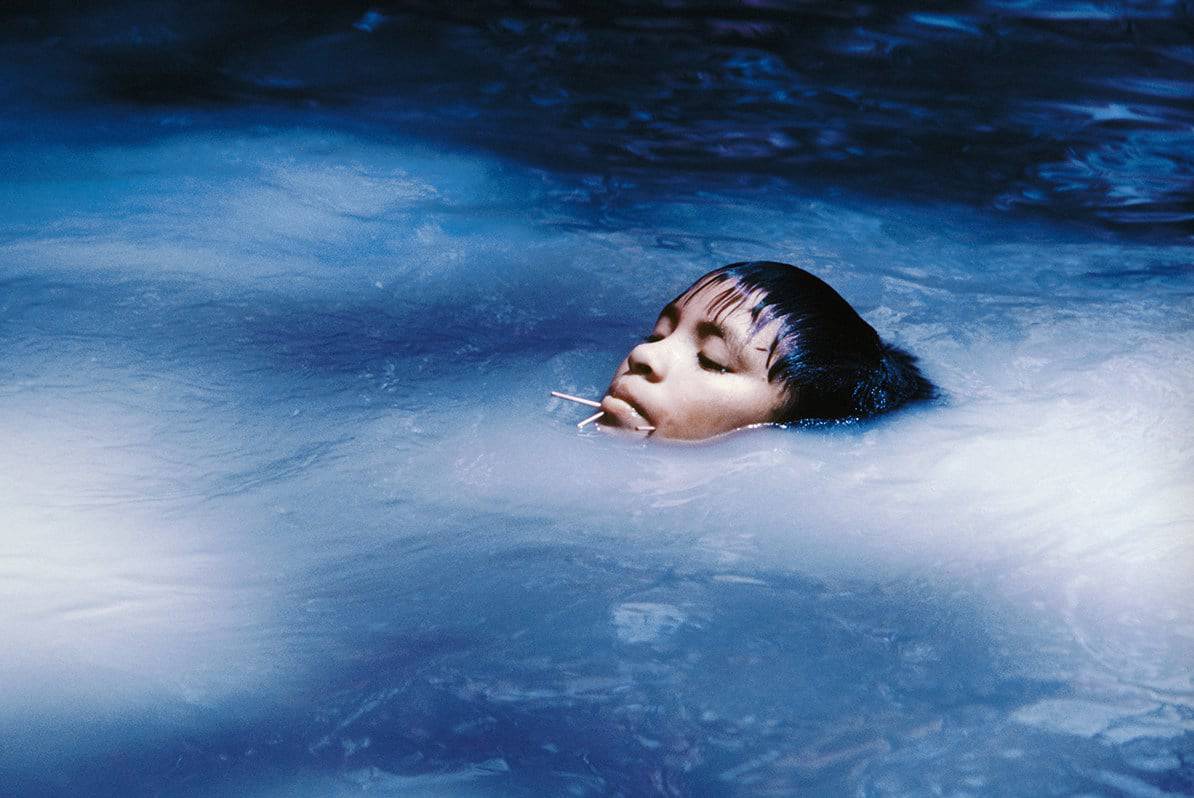 Una niña indígena se baña en un río en la jungla
