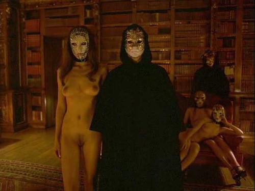 Tom Cruise walks with a nude model thorugh the mask scene