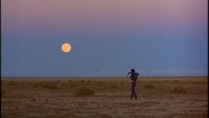 El protagonista deambula por las mlas tierras bajo la luna