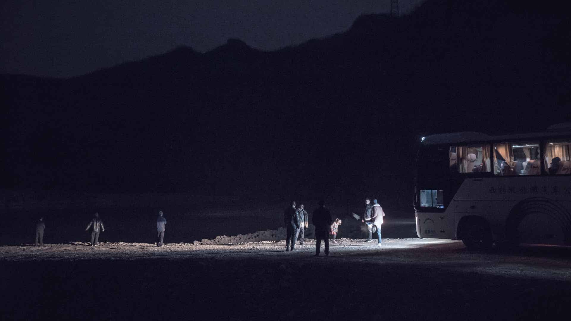 El autobús se detiene en medio de la noche y los pasajeros oyen barritar a un elefante