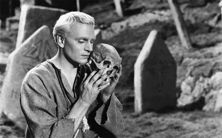 El Hamlet de Olivier, reflexionando en el cementerio