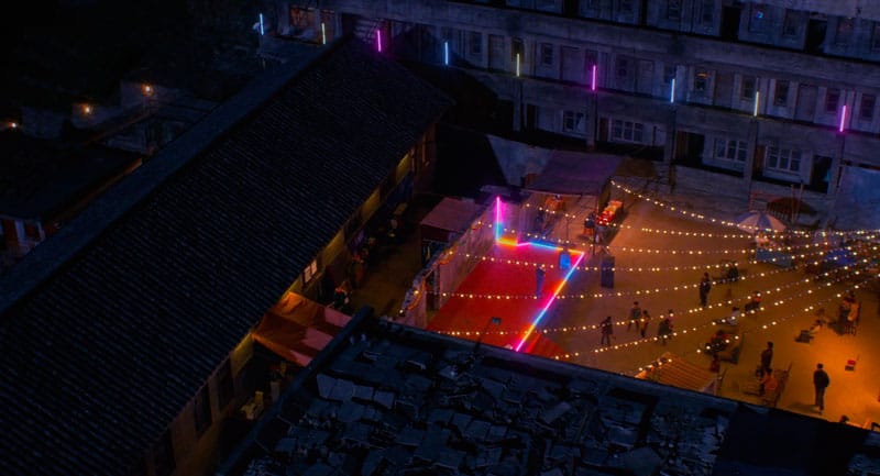 Una toma aérea del patio en que se celebra la fiesta nocturna