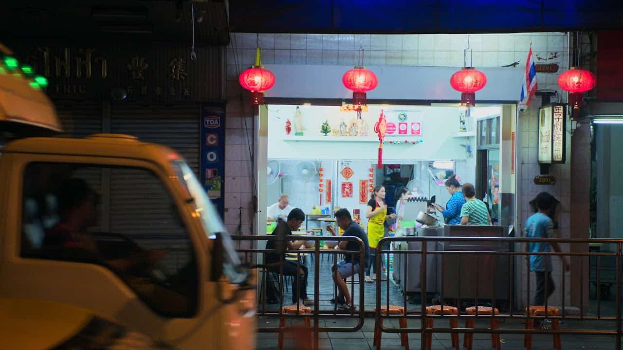 los dos protagonistas cenan en la terraza de un bar nocturno