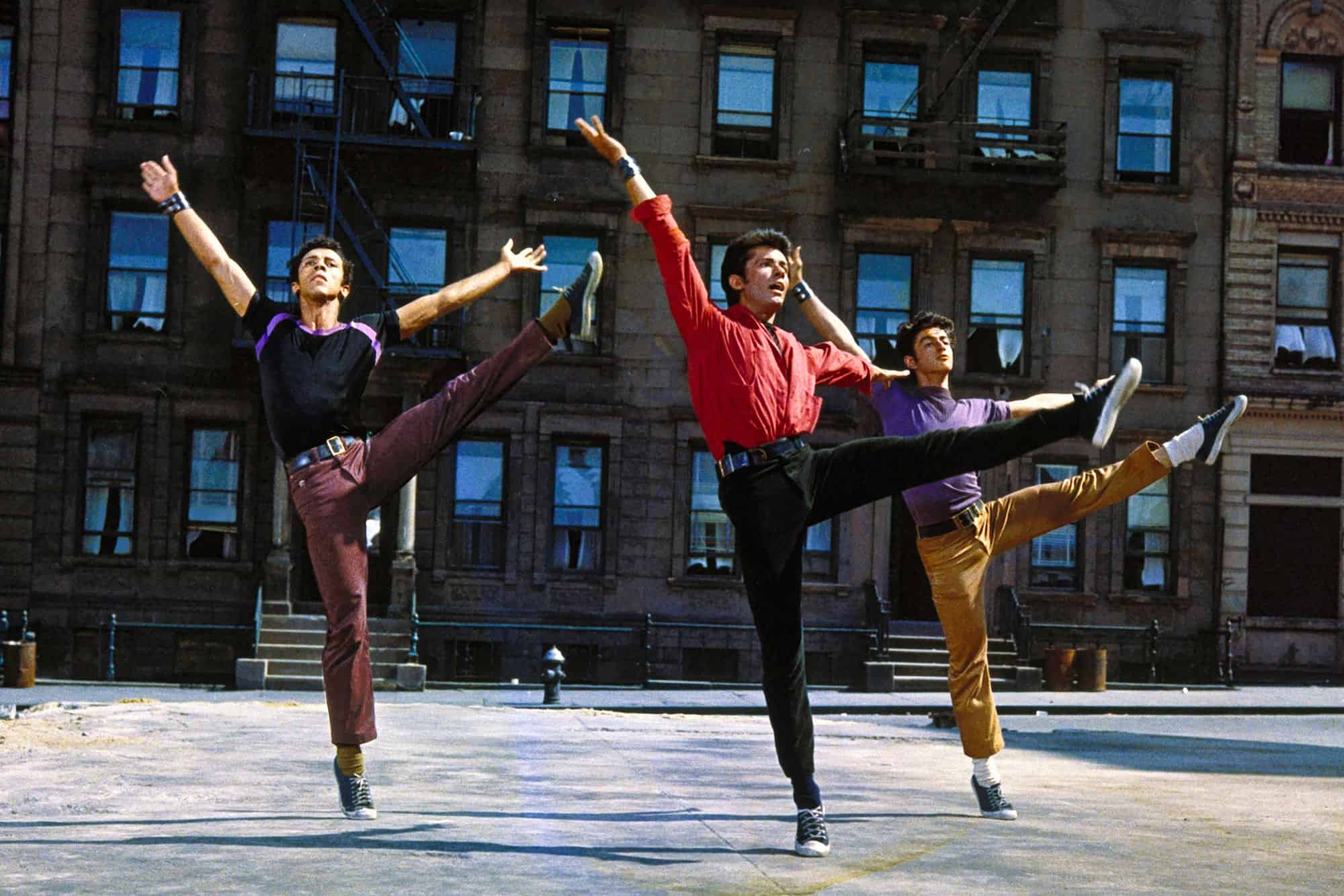 Los Sharks bailan la música de Bernstein al inicio de la película