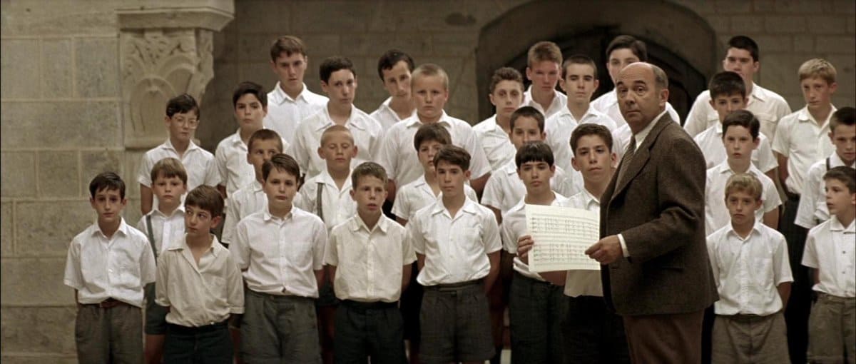 La formación completa del coro con su maestro