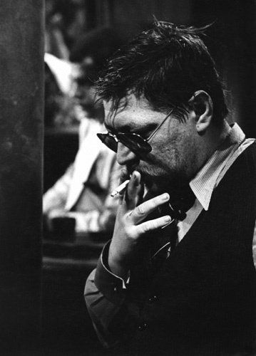 El director alemán fumando