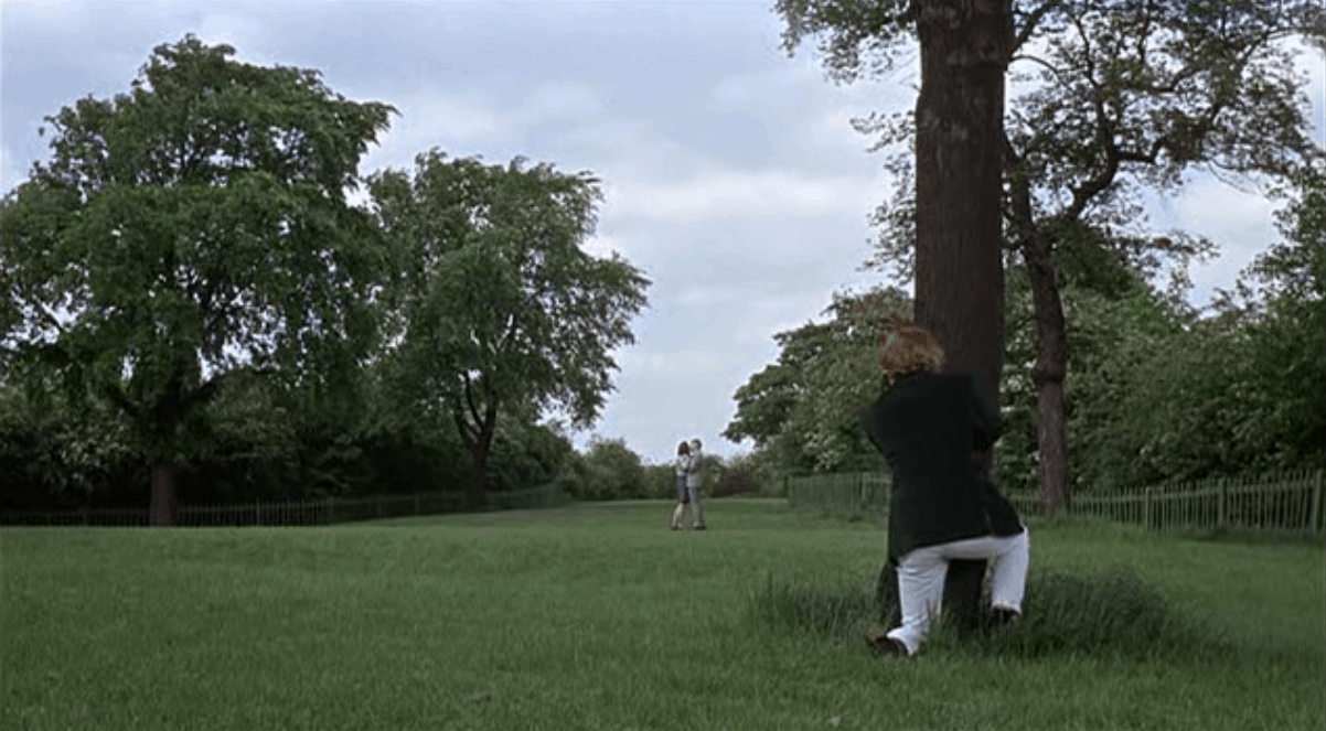 David Hemmings fotografía a la pareja que se ve clandestinamente en el parque