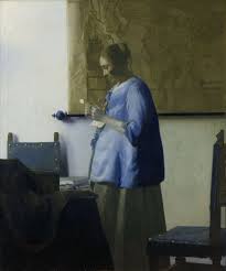 Una joven lee una carta a la luz de la ventana; cuadro de Verrmeer