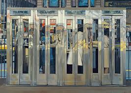 Los paisajes urbanos desolados del artista donde se reflejan figuras humanas casi abstractas