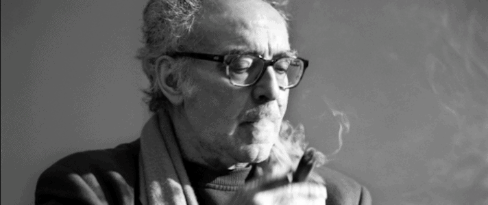 El director francés, ya mayor, se fuma su sempiterno puro