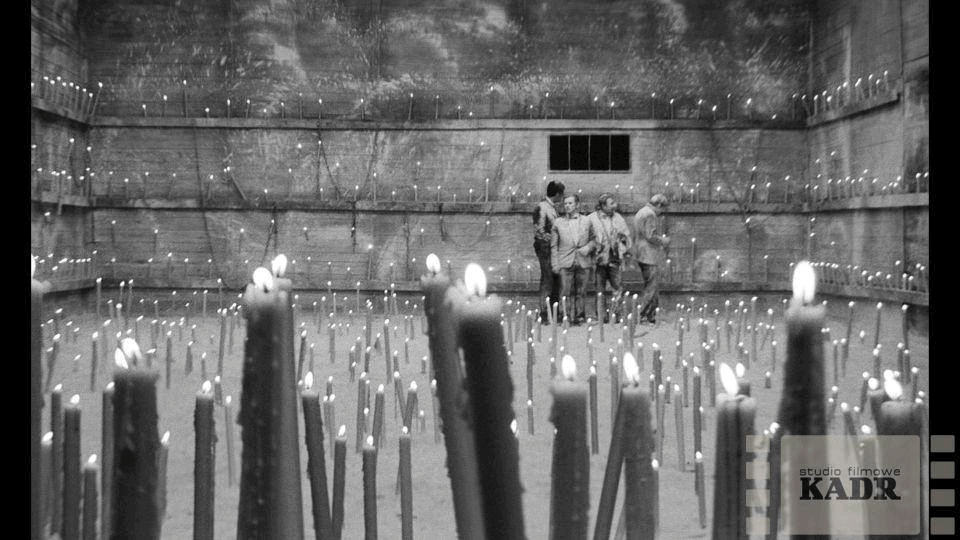 Dentro del vagón de tren se han encendido mil velas