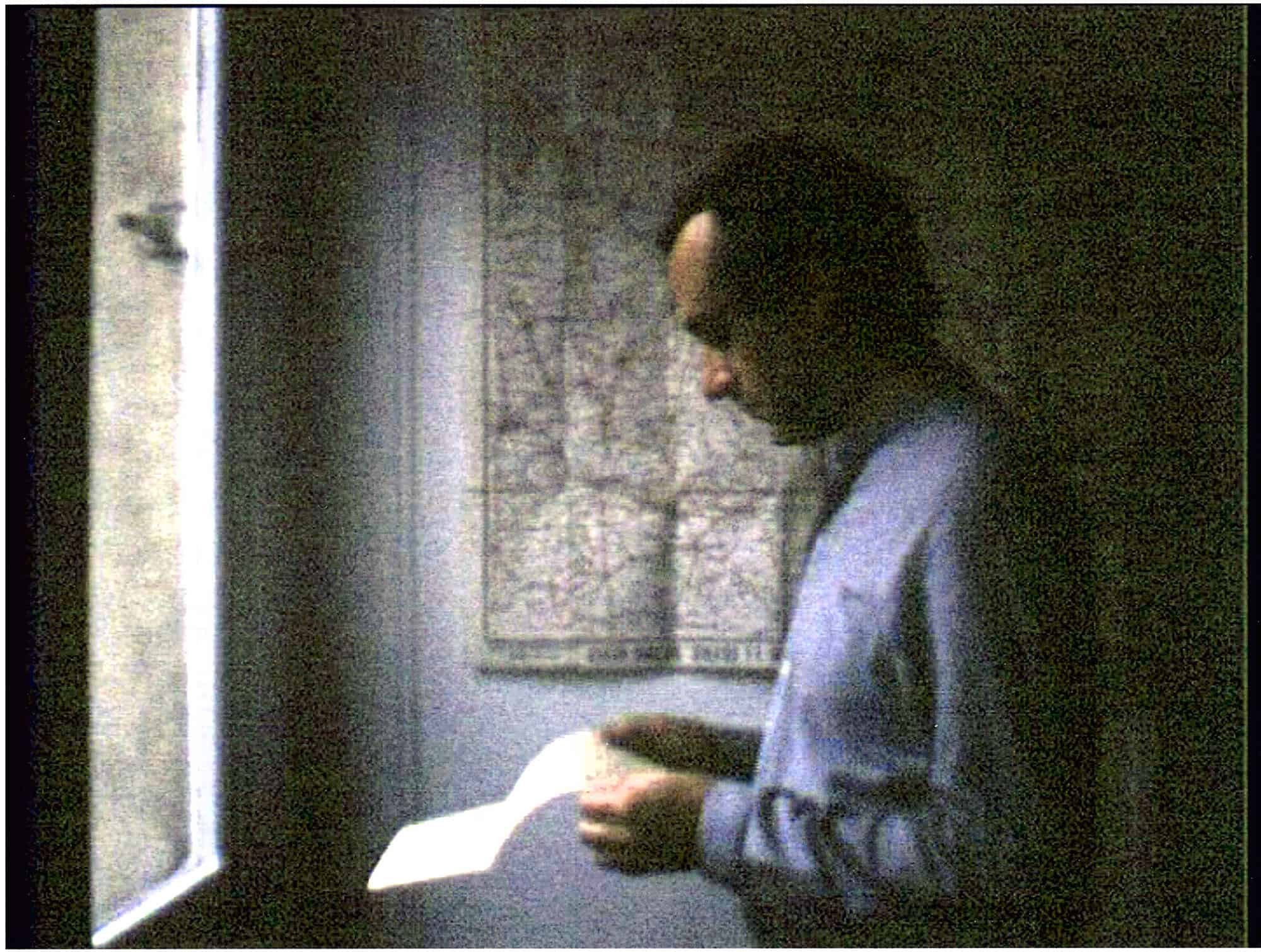 El director lee una carta ante una ventana en una imagen muy similar a la del cuadro de Vermeer