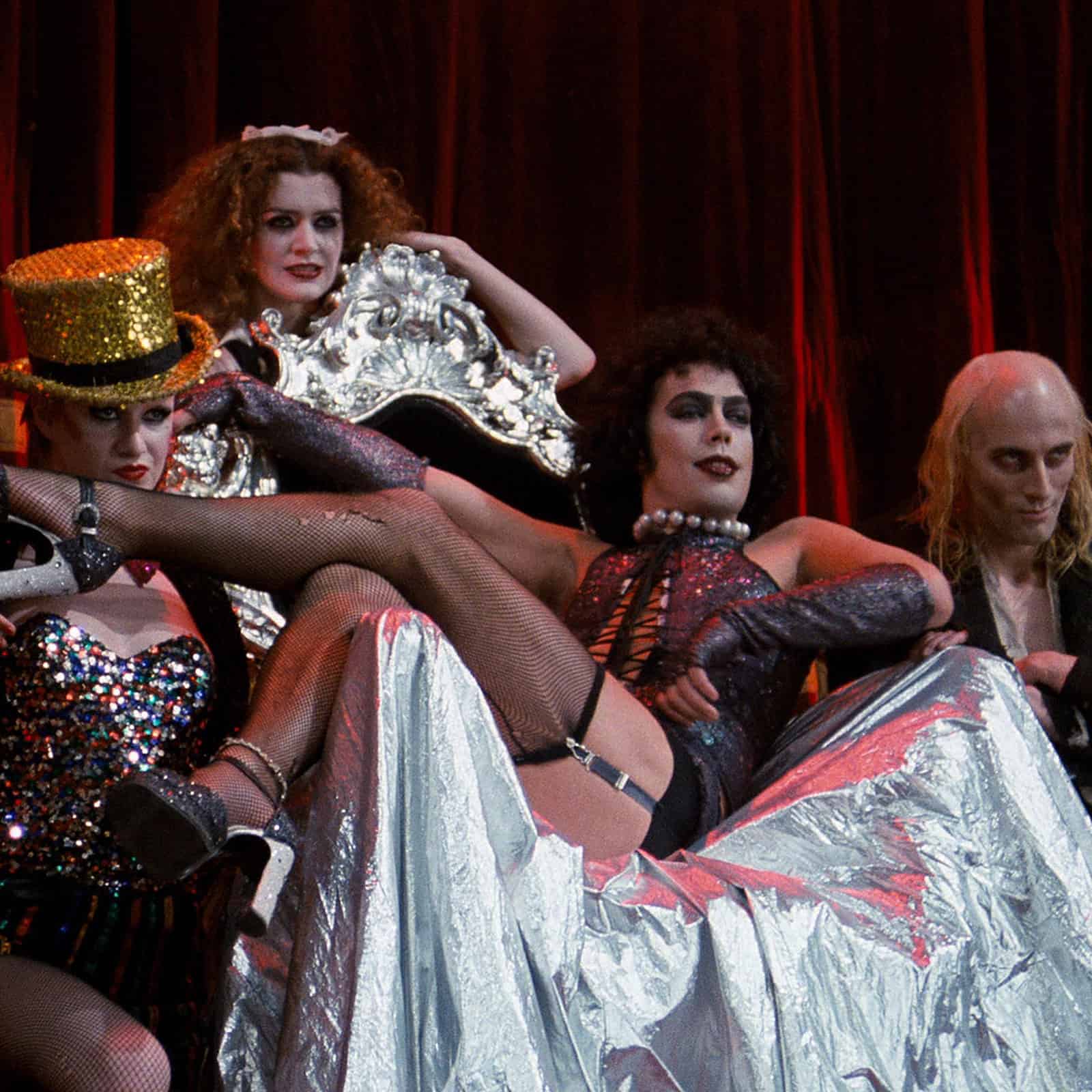 Los sirvientes inquietantes rodean al Dr Frank n' Furter