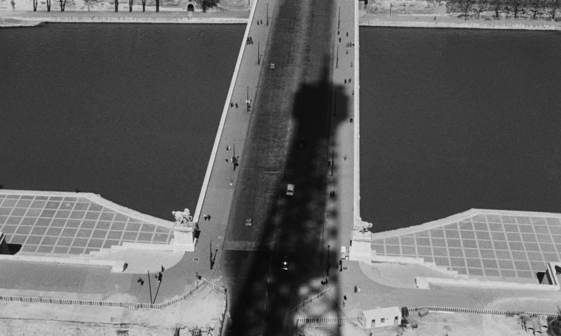 La sombra de la torre Eiffel se proyecta sobre el puente que cruza el Sena