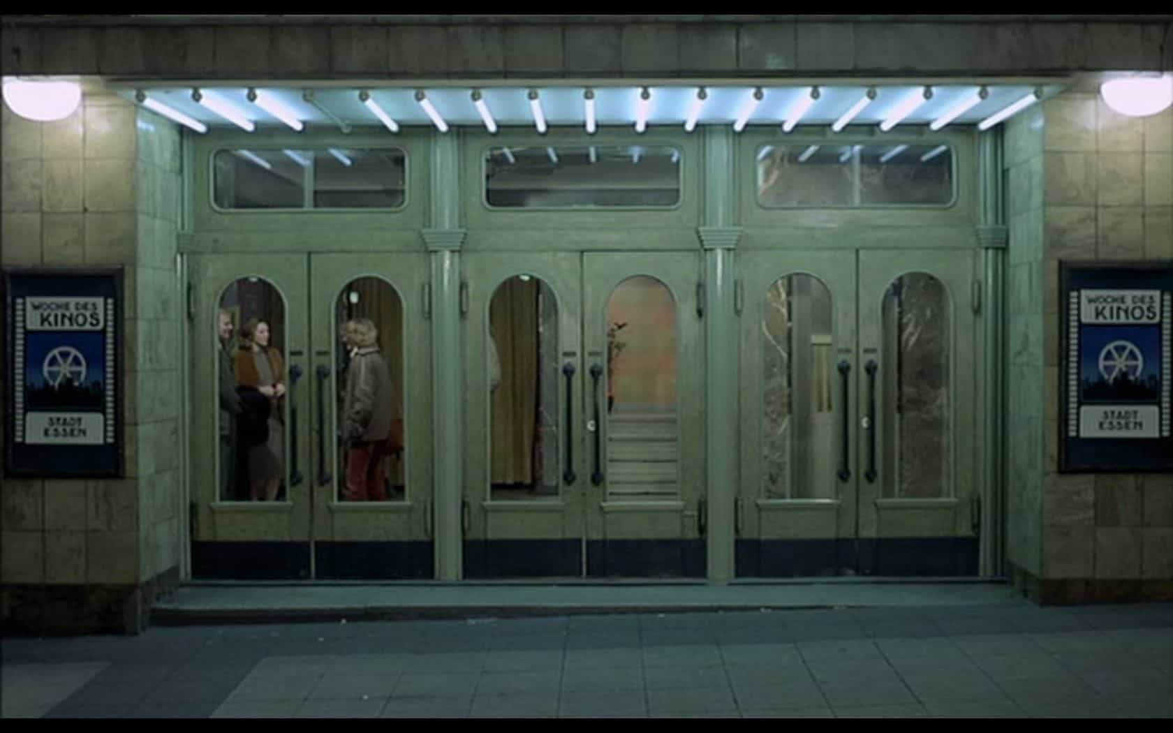 La directora se despide a la puerta del cine tras la proyección