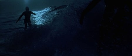 Bodhi surfea de noche bajo la luna