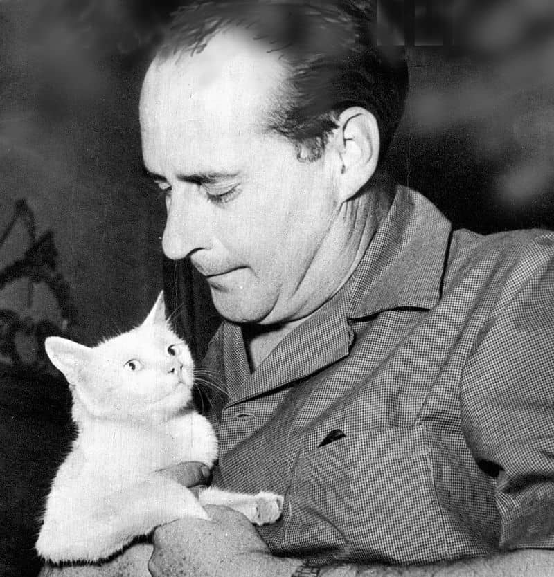 El director italiano sostiene en brazos una gata blanca