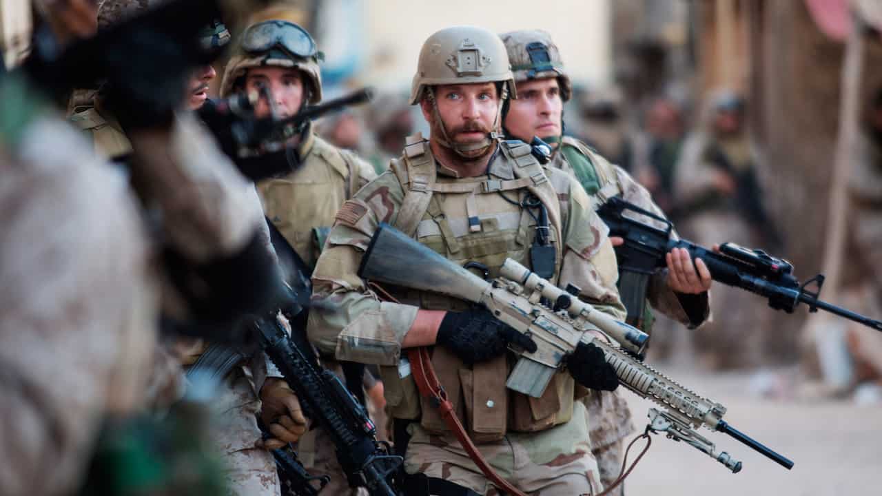Los marines desfilan protegiendo al francotirador