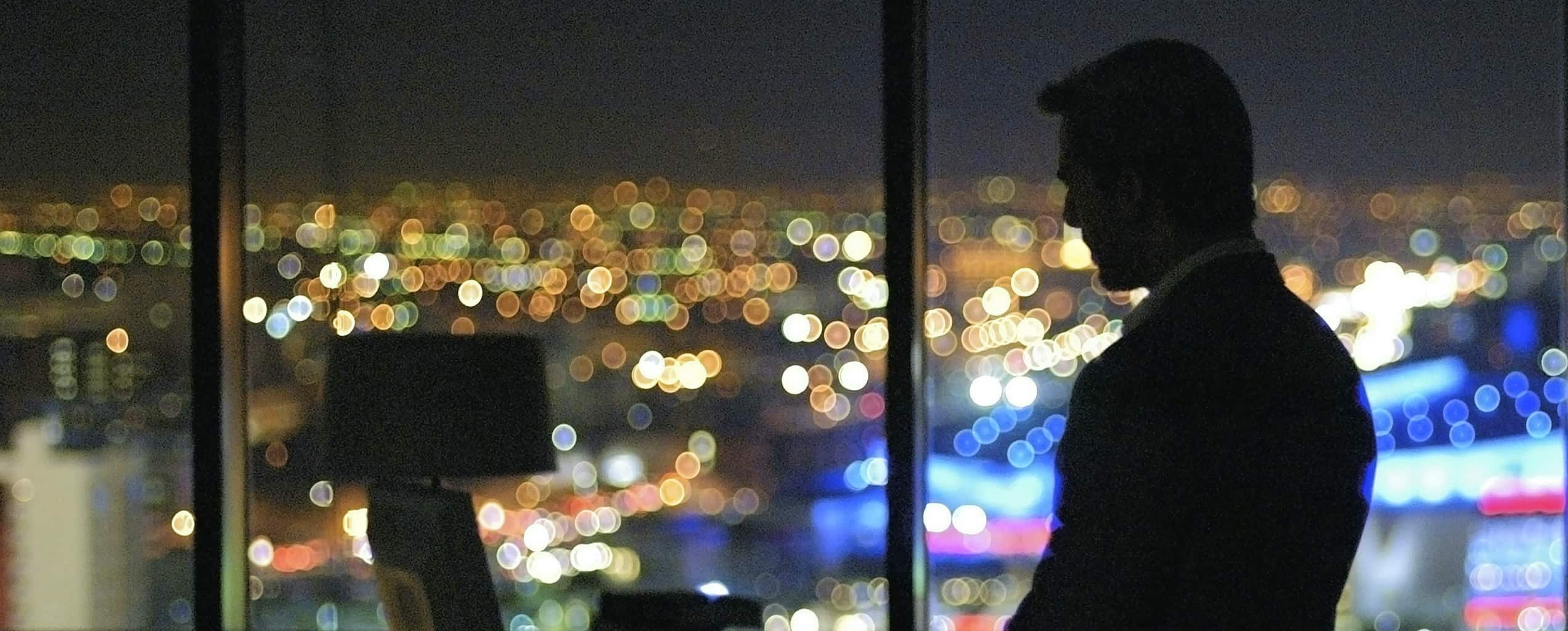 El asesino mira desde la ventana al mar de luces de la ciudad de Los Angeles