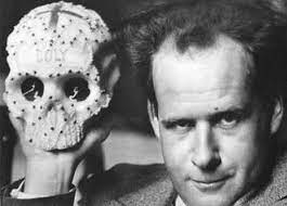 El director ruso alza en su mano una calavera