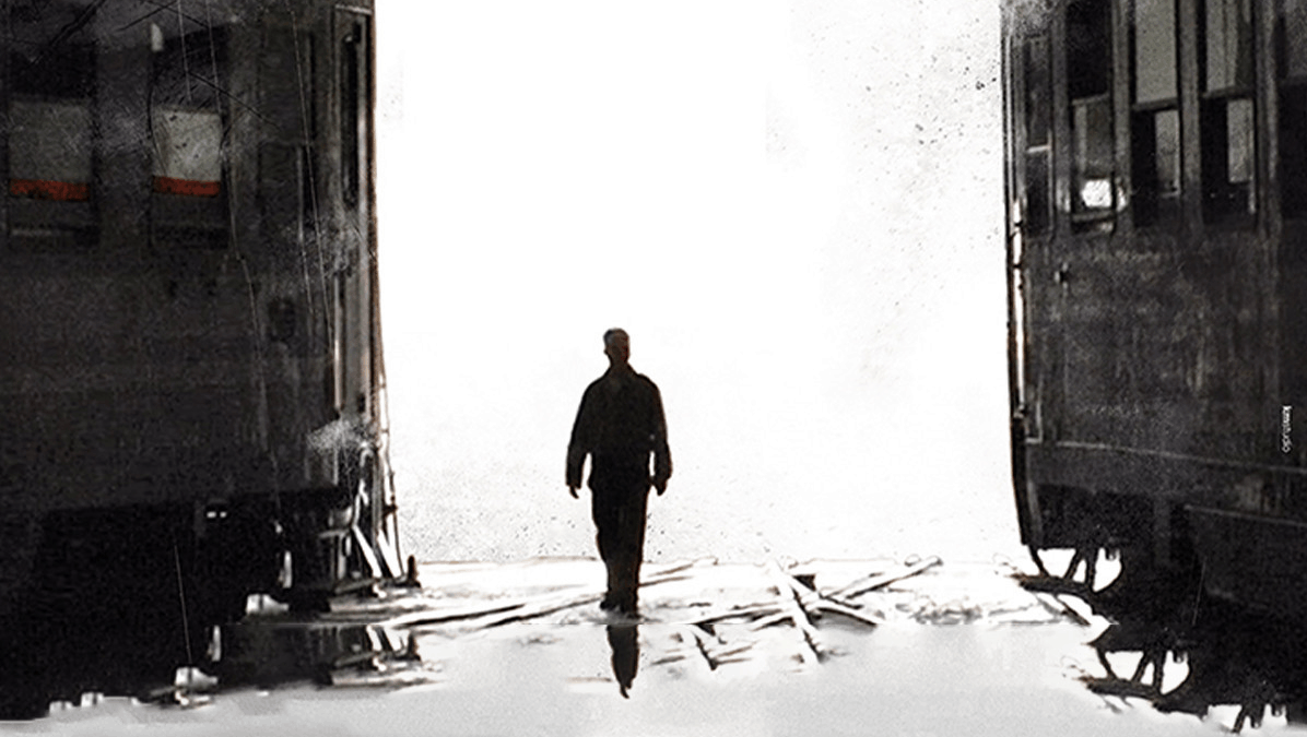 Un obrero camina entre restos de convoyes ferroviarios