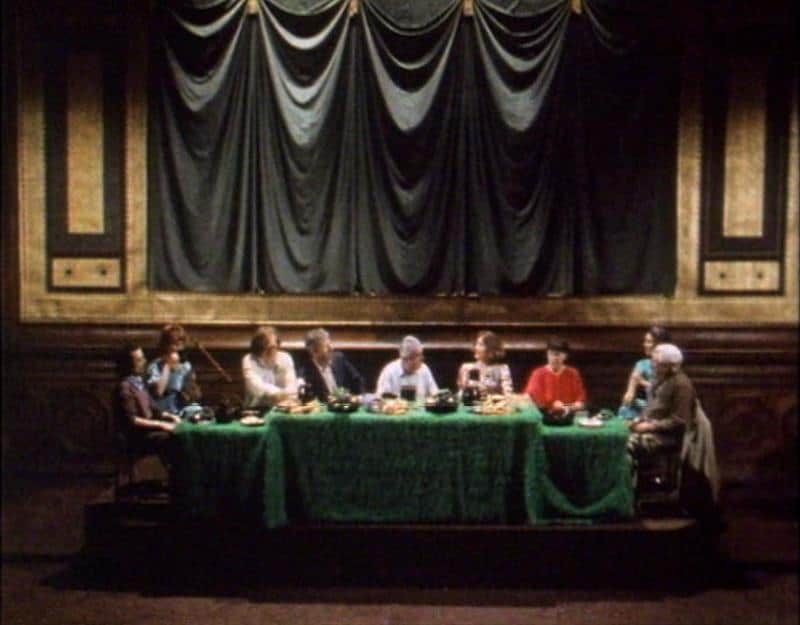Algunos de los participantes en la película debaten durante la sobremesa de una cena