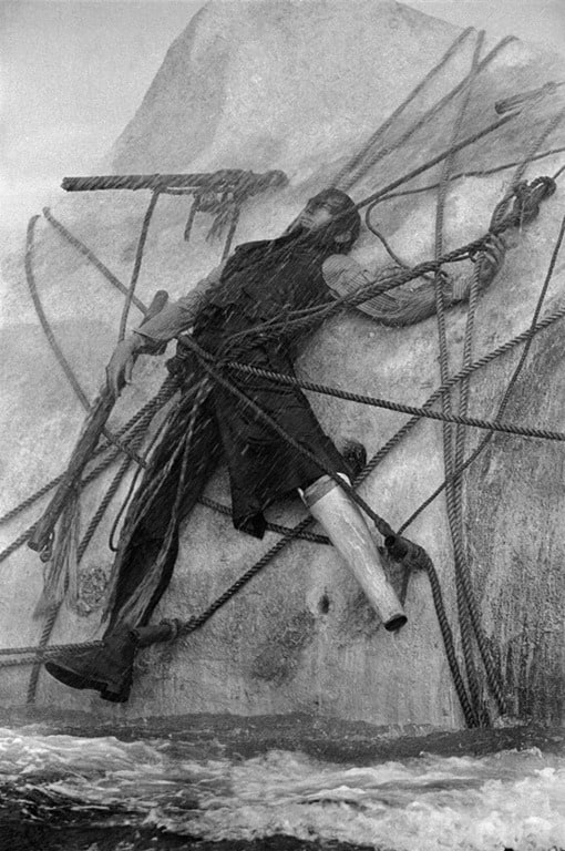 El capitán agoniza sujeto al costado de la ballena blanca por sogas y arpones