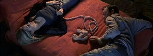 Leigh y Law comparten camana con el mando del videojuego hecho de carne