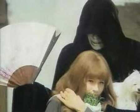 Una niña es acosada por una especie de muerte con un abanico y un perrito de aguas blanco