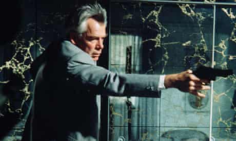 Lee Marvin empuña una pistola dentro de la prisión de Alcatraz