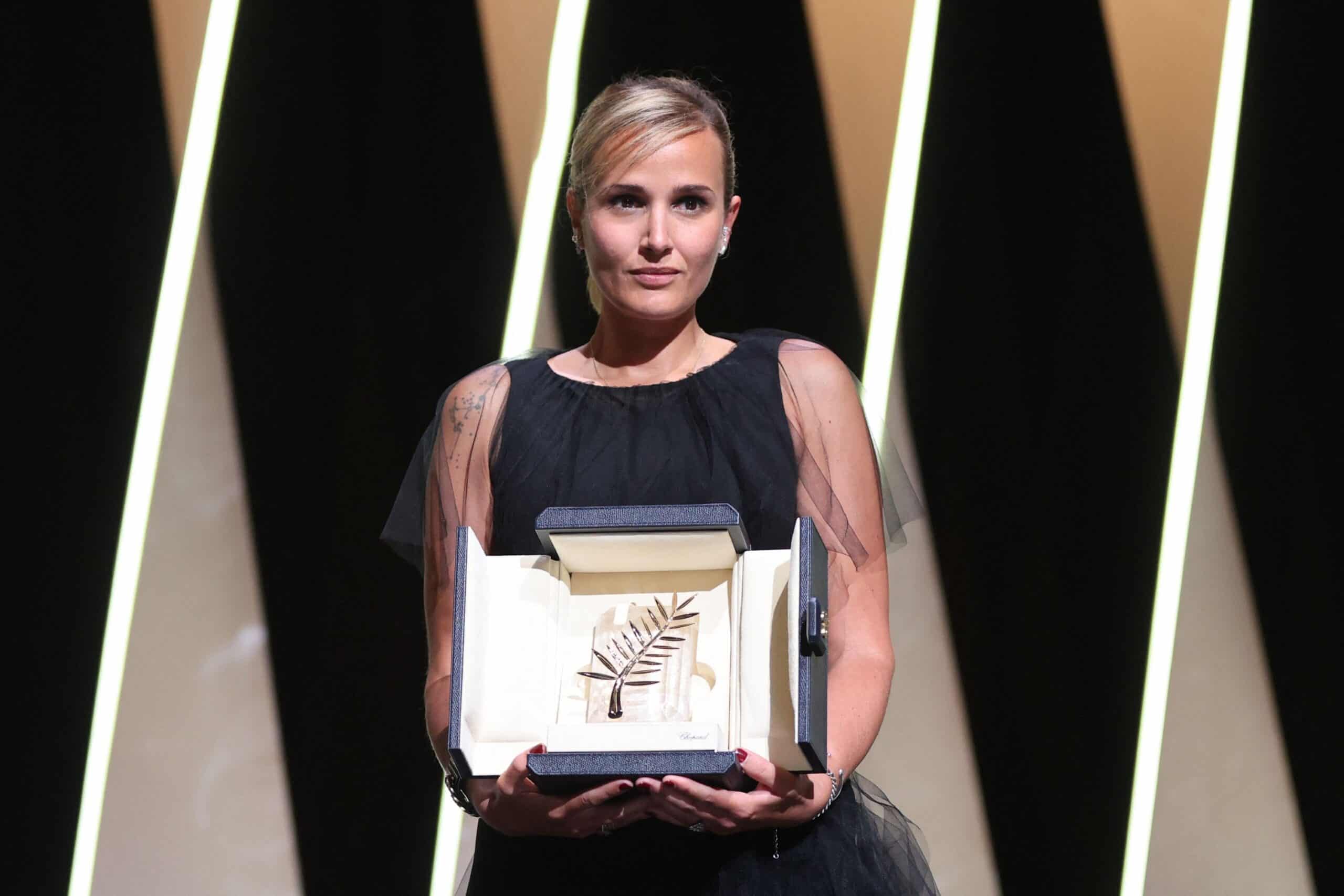 La directora sostiene el máximo premio de Cannes 2021 por Titane