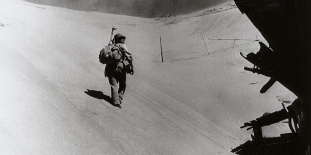 El protagonista trata de huir del agujero en la arena