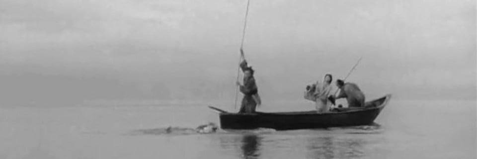 Los pertiguistas se llevan a la protagonista a través del mar con una canoa