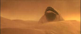 Un gusano de Dune salta fuera de la arena como el cachalote terráqueo
