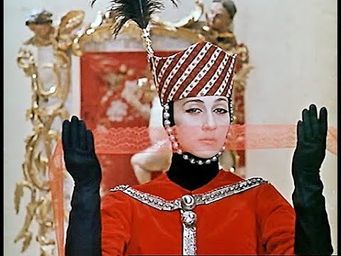 Una noble juega con un velo transparente ante su cara