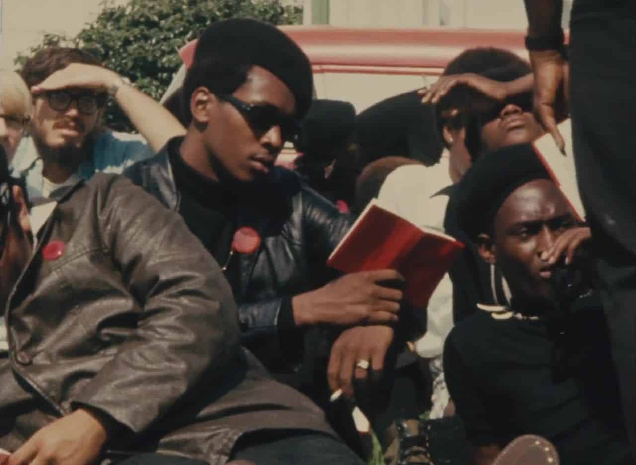 Un Pantera Negra lee el Libro Rojo de Mao durante un mitin